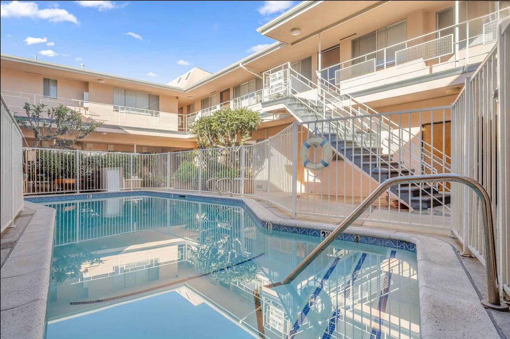 Los Angles Apartment: 956 Wilcox Ave