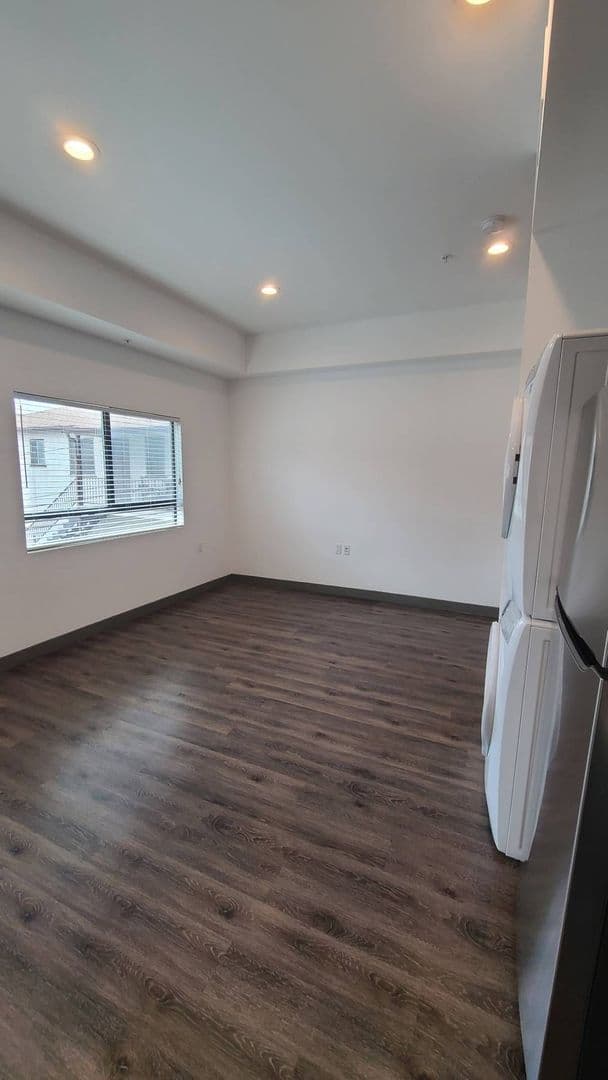Los Angeles Apartment: 7036 La Tijera Blvd