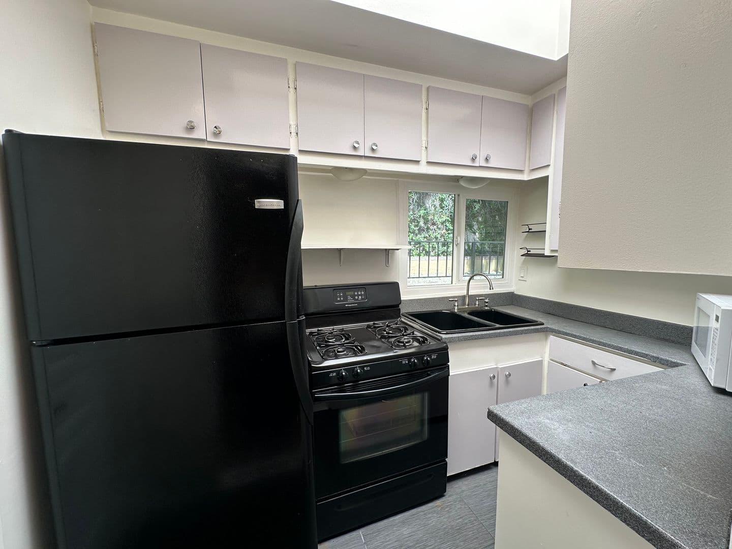 Los Angeles Apartment: 1947 Wilcox Avenue