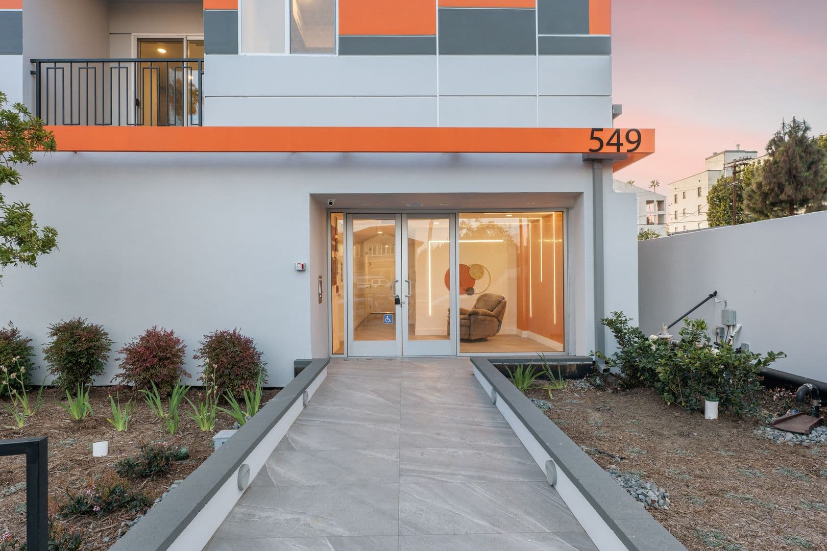 Los Angeles Apartment: 549 N Heliotrope Dr