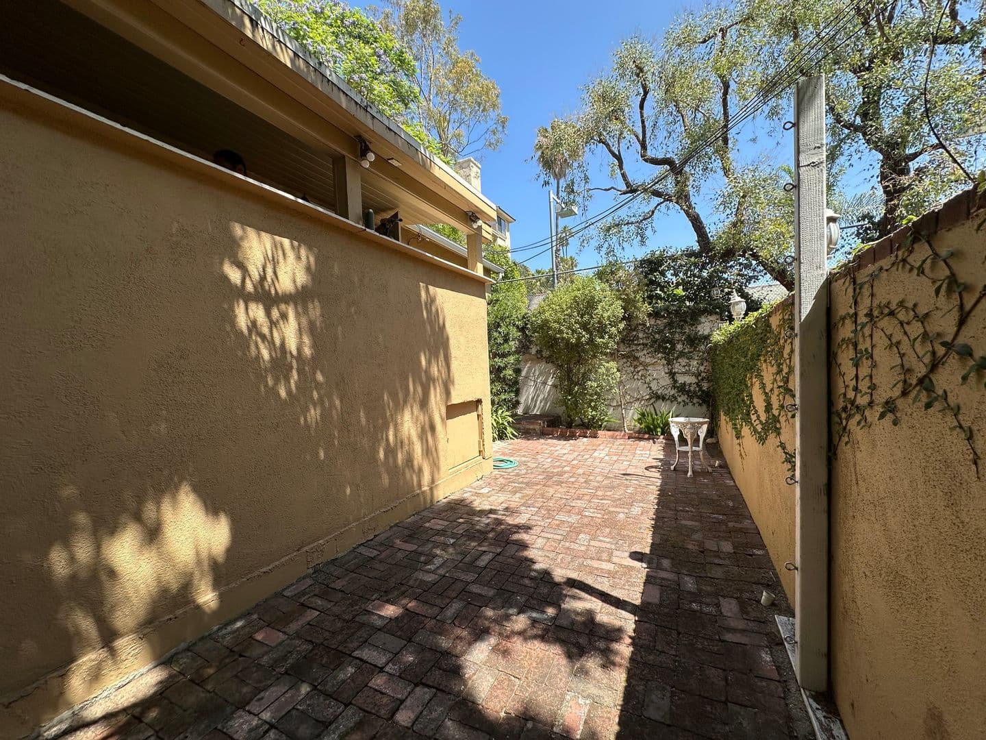 Los Angeles Apartment: 1947 Wilcox Avenue