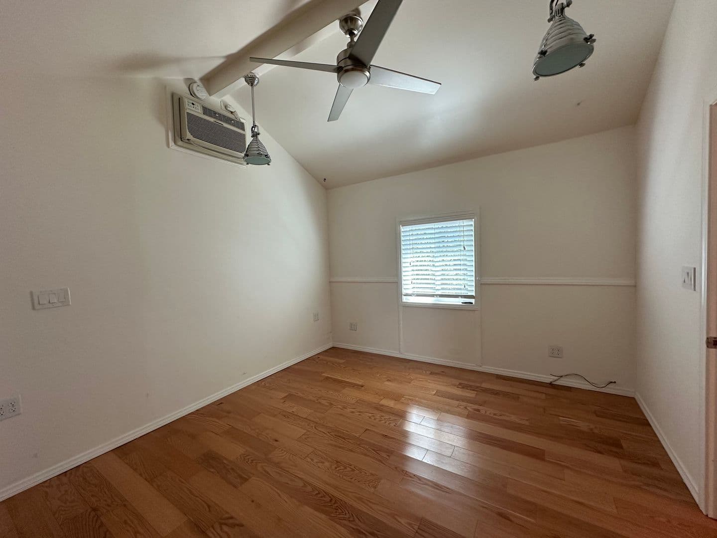 Los Angeles Apartment: 1947 Wilcox Avenue