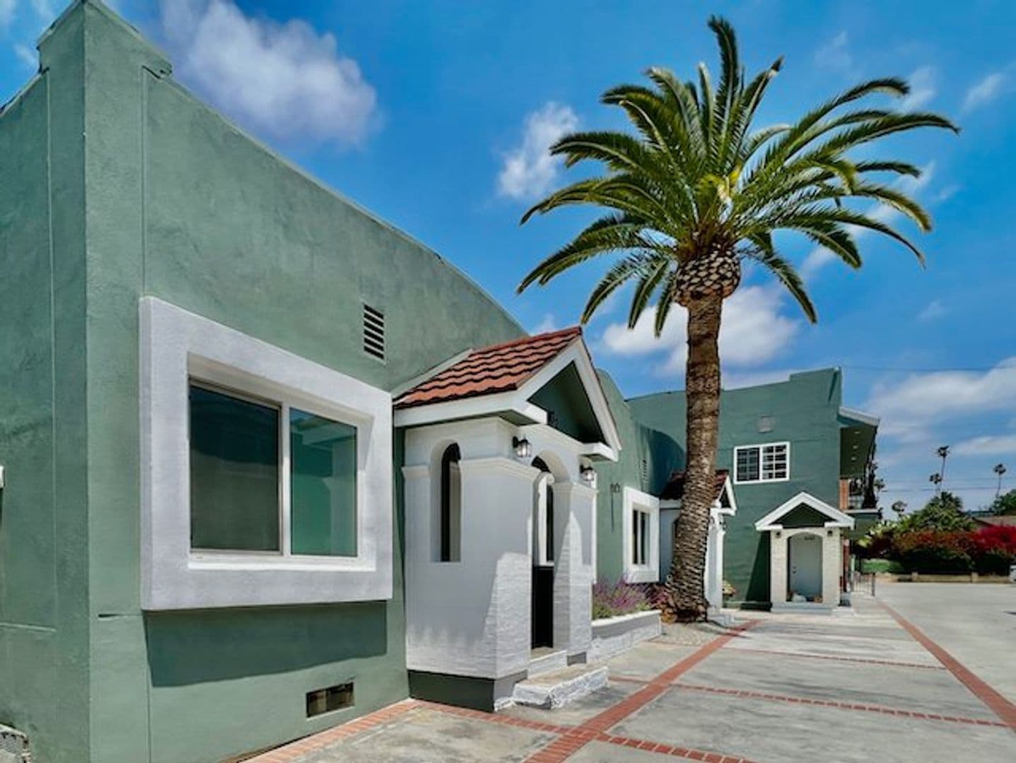 Los Angeles Apartment: 626 N Kingsley Dr