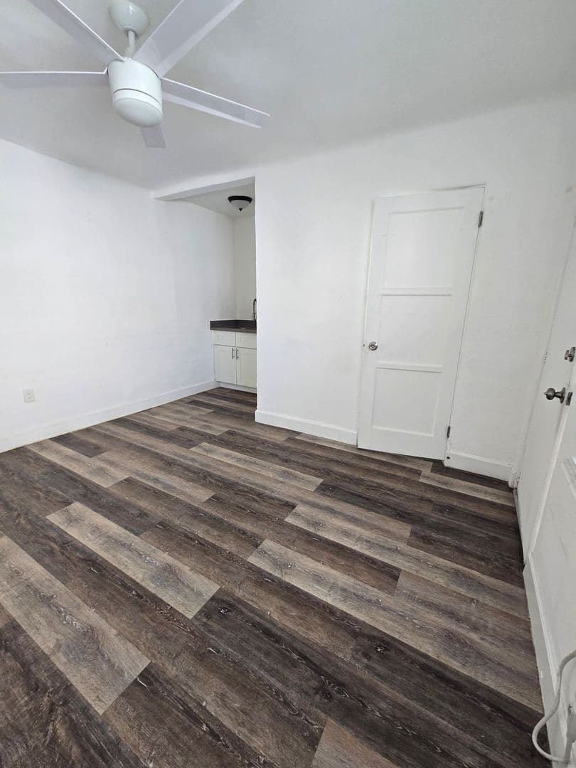 Los Angeles Apartment: 2561 Colorado Blvd