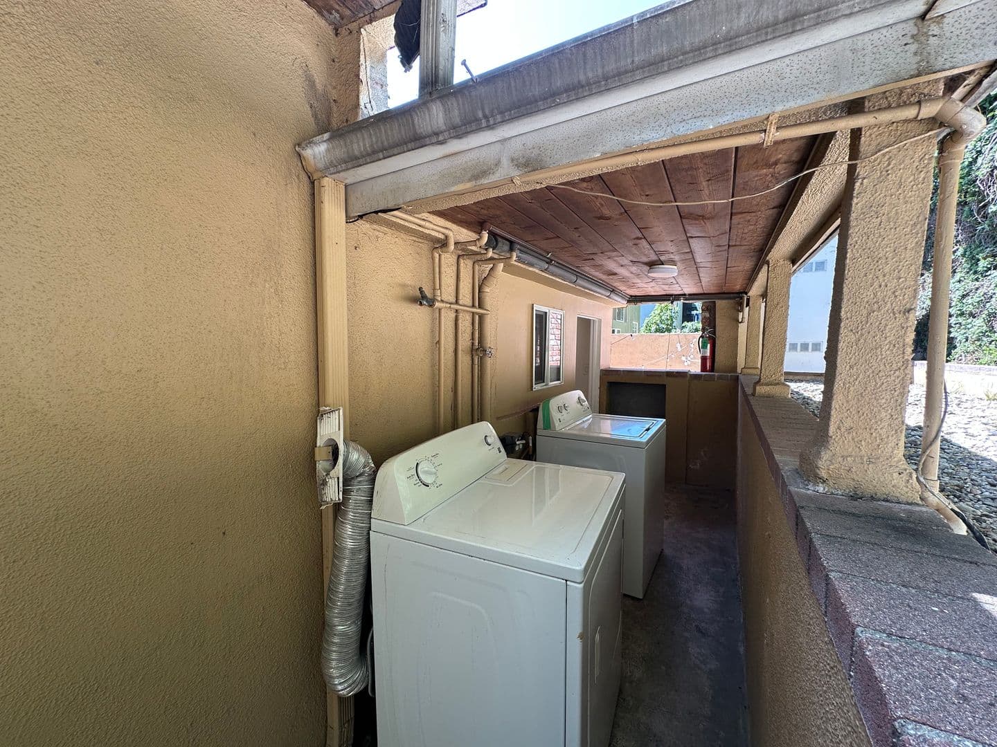 Los Angeles Apartment: 1947 Wilcox Avenue
