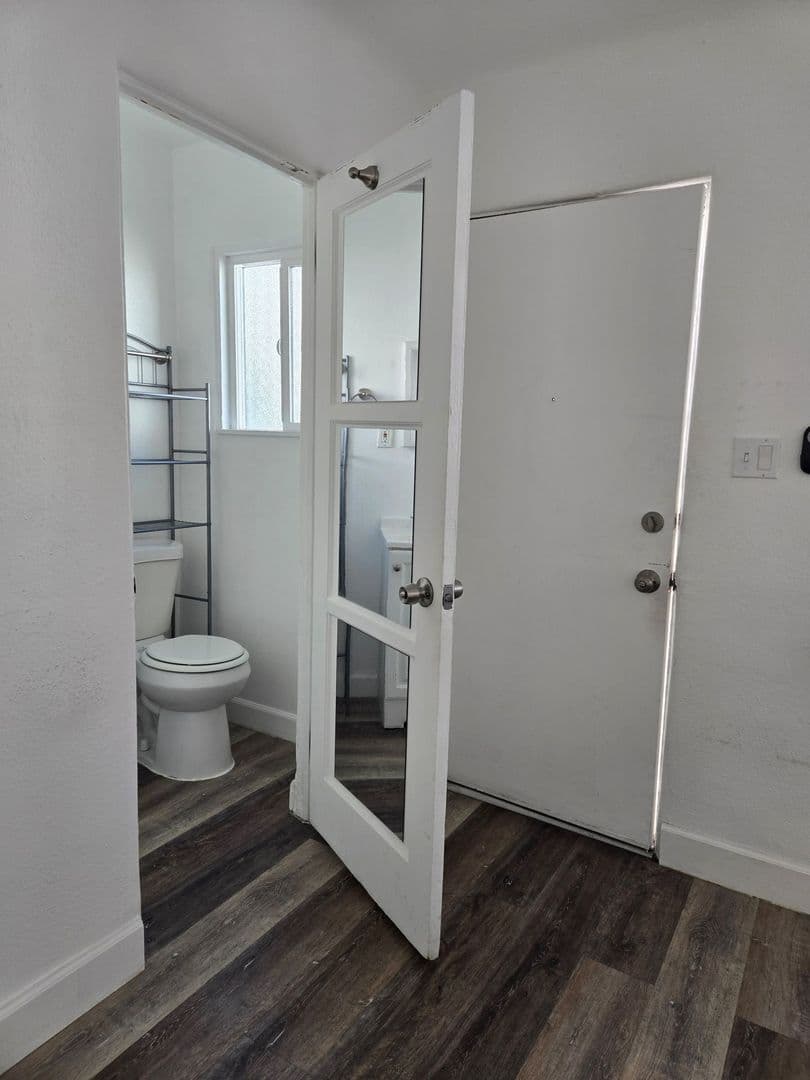 Los Angeles Apartment: 2561 Colorado Blvd