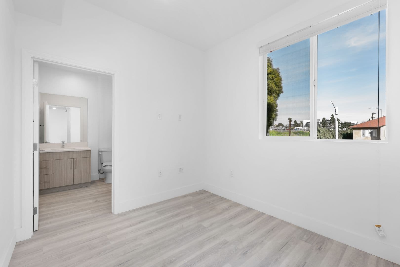 Los Angeles Apartment: 549 N Heliotrope Dr