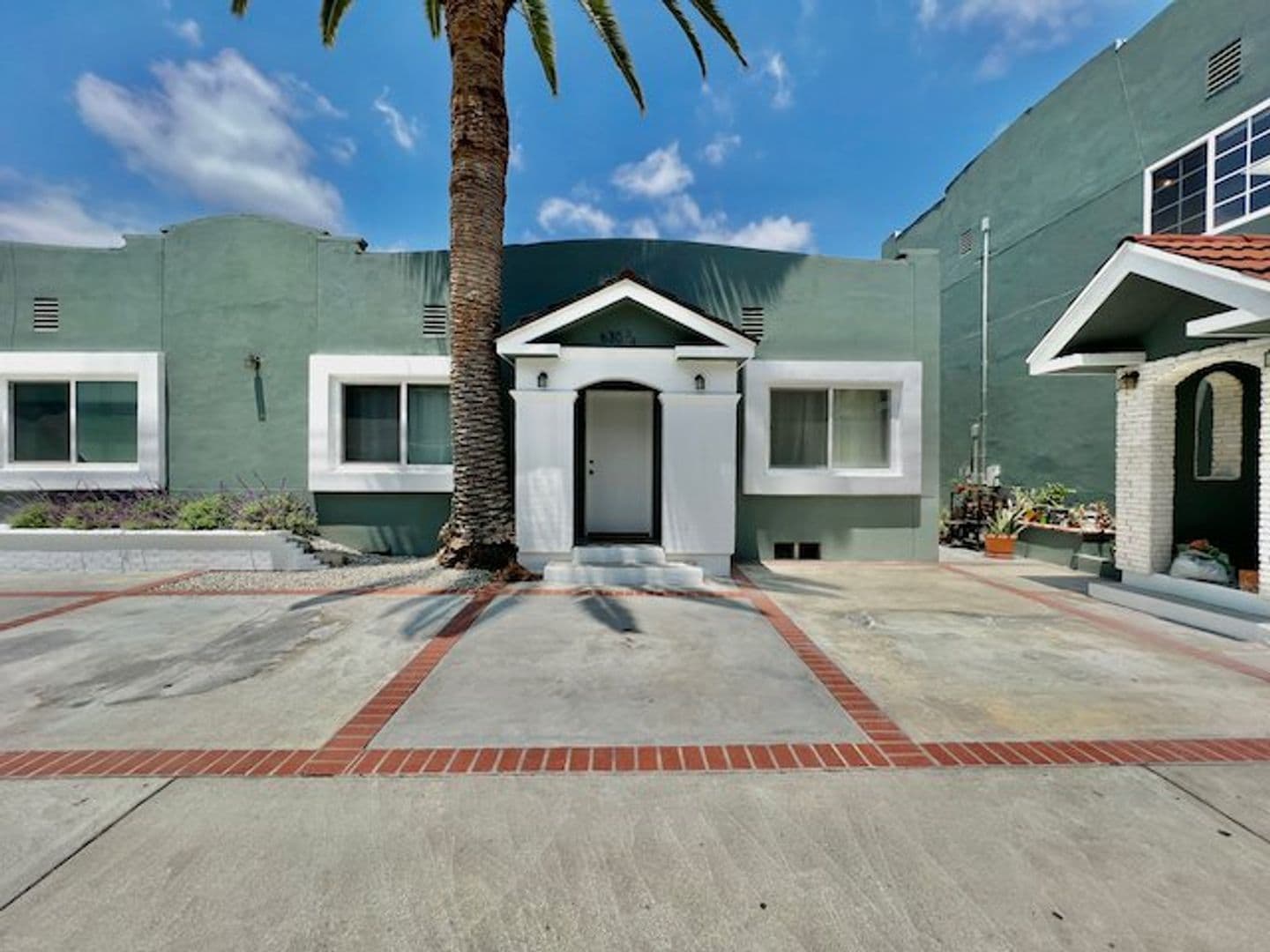 Los Angeles Apartment: 626 N Kingsley Dr
