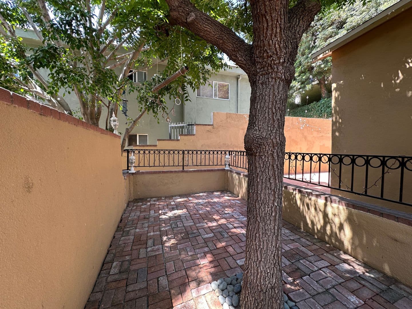 Los Angeles Apartment: 1947 Wilcox Avenue