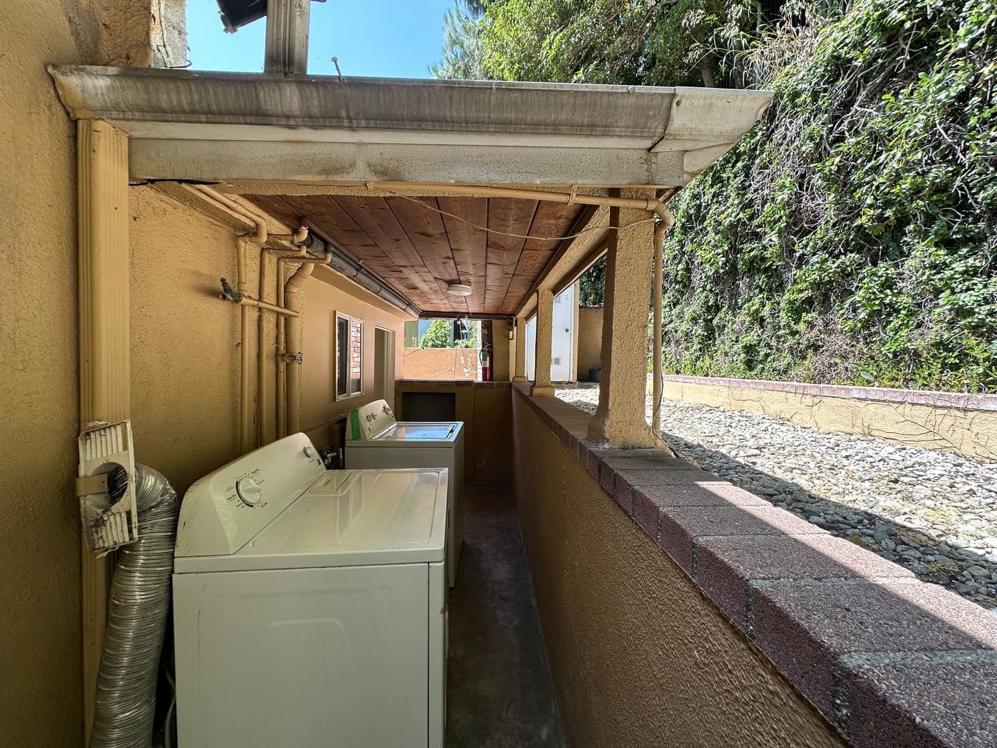Los Angeles Apartment: 1947 Wilcox Avenue