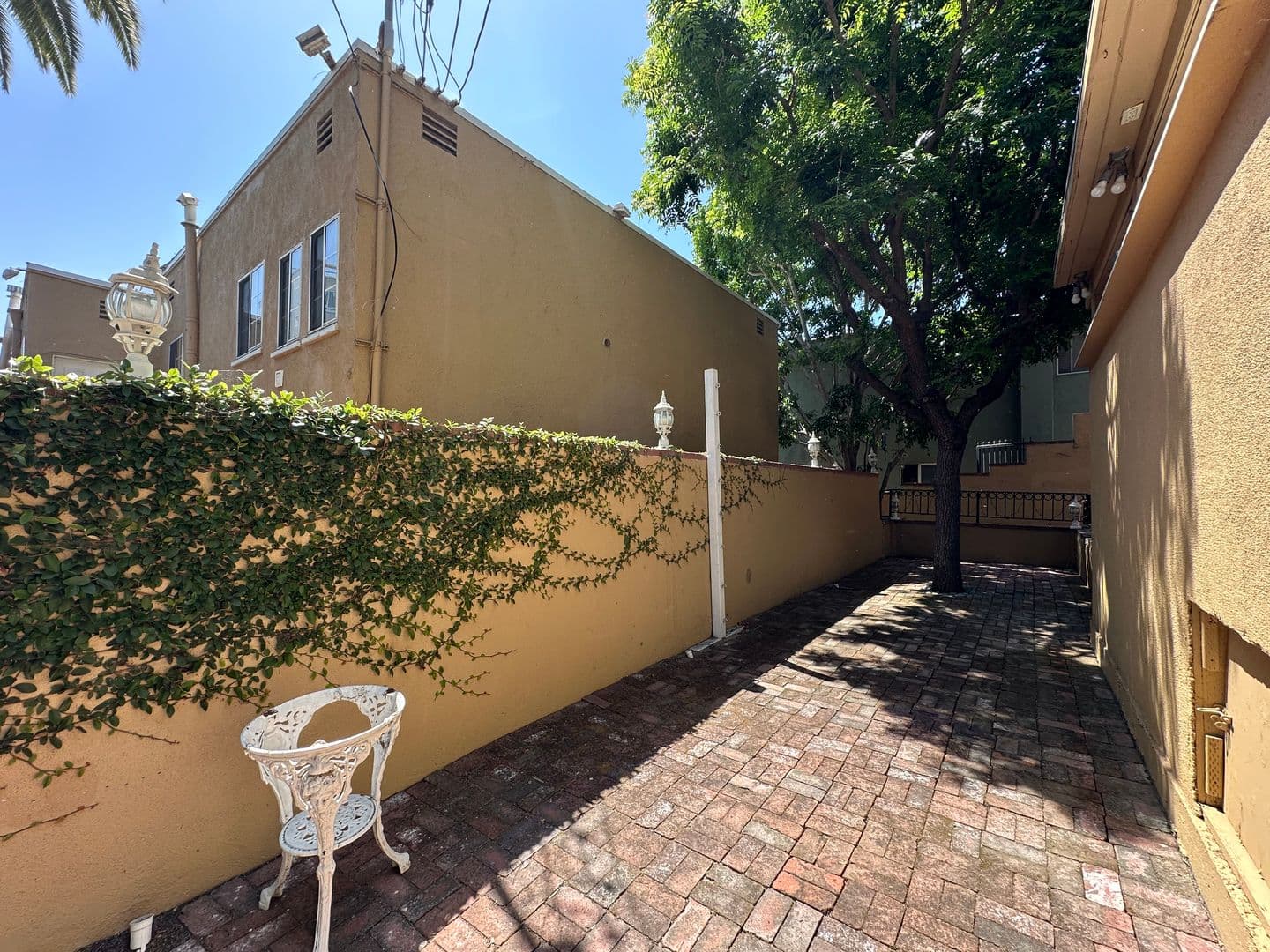 Los Angeles Apartment: 1947 Wilcox Avenue