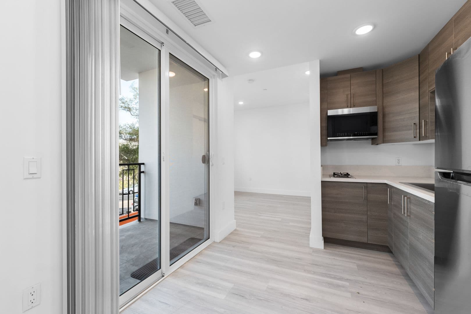 Los Angeles Apartment: 549 N Heliotrope Dr
