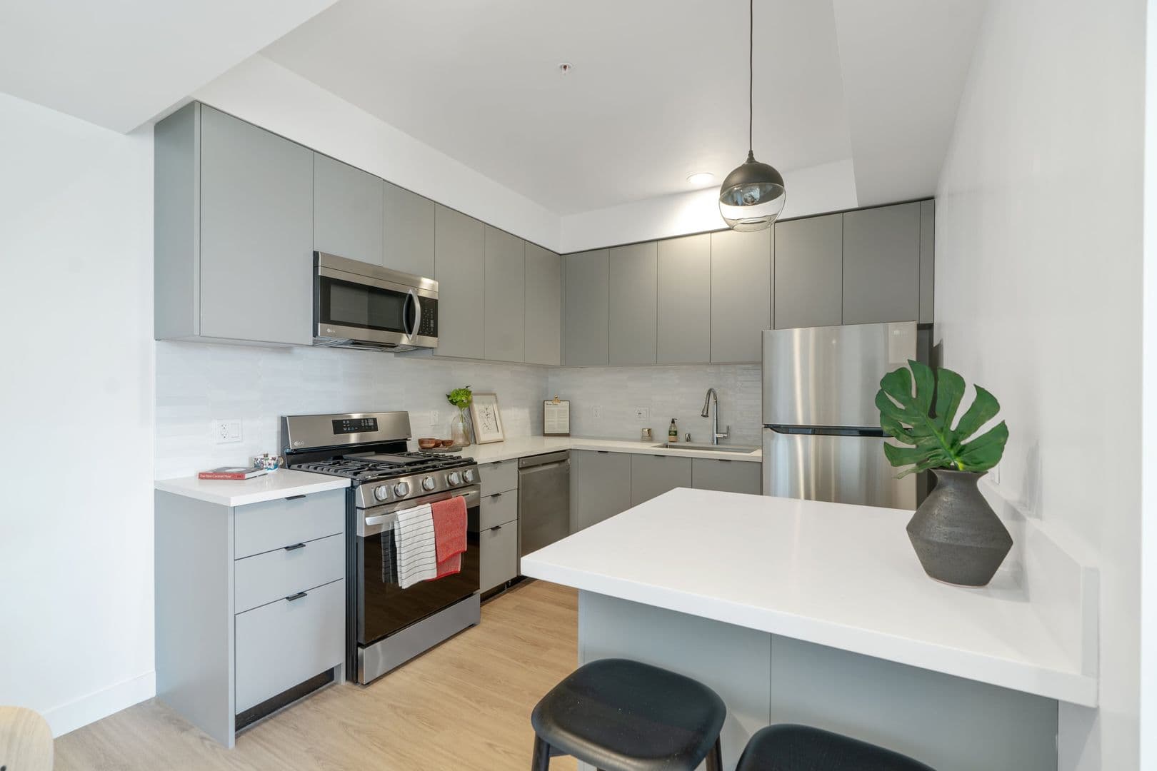 Los Angeles Apartment: 426 North Alexandria Ave