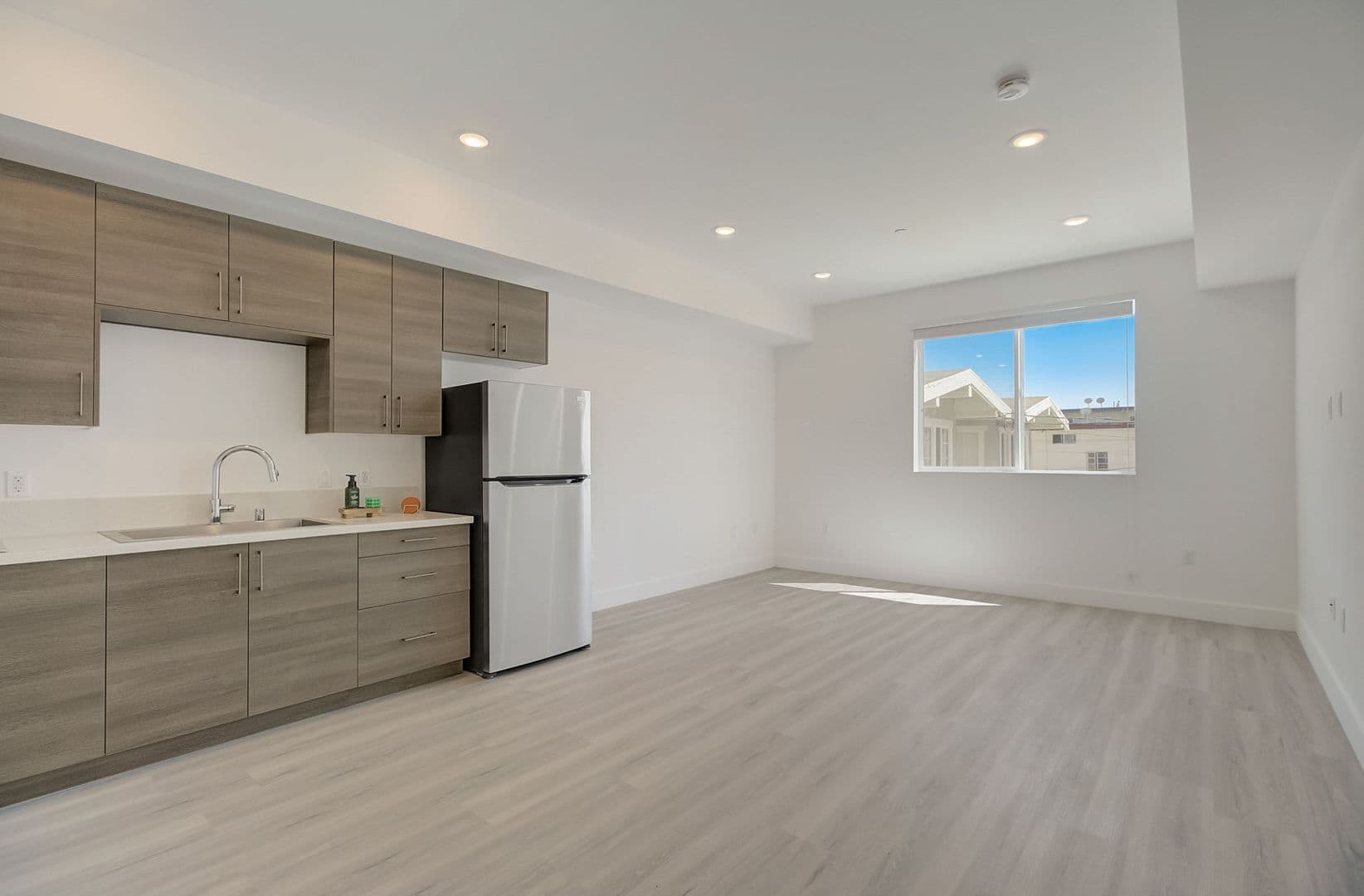 Los Angeles Apartment: 549 N Heliotrope Dr