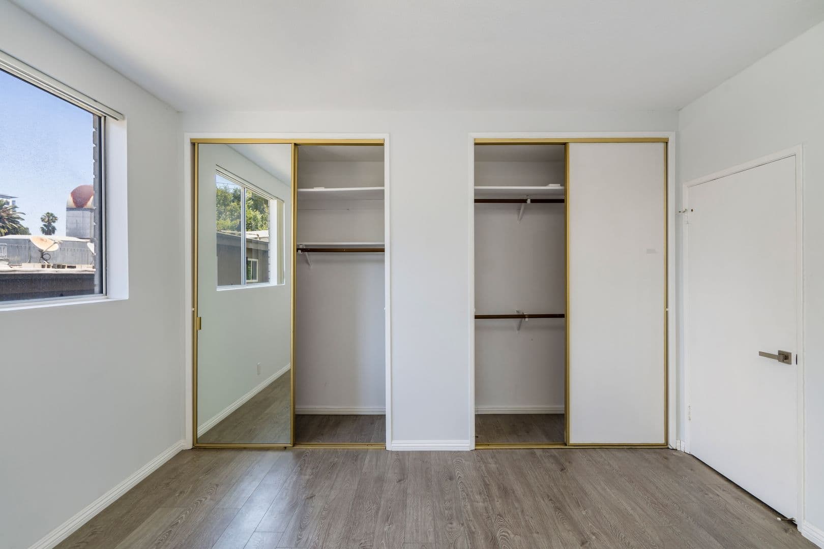 Los Angeles Apartment: 1377 S Beverly Glen Blvd