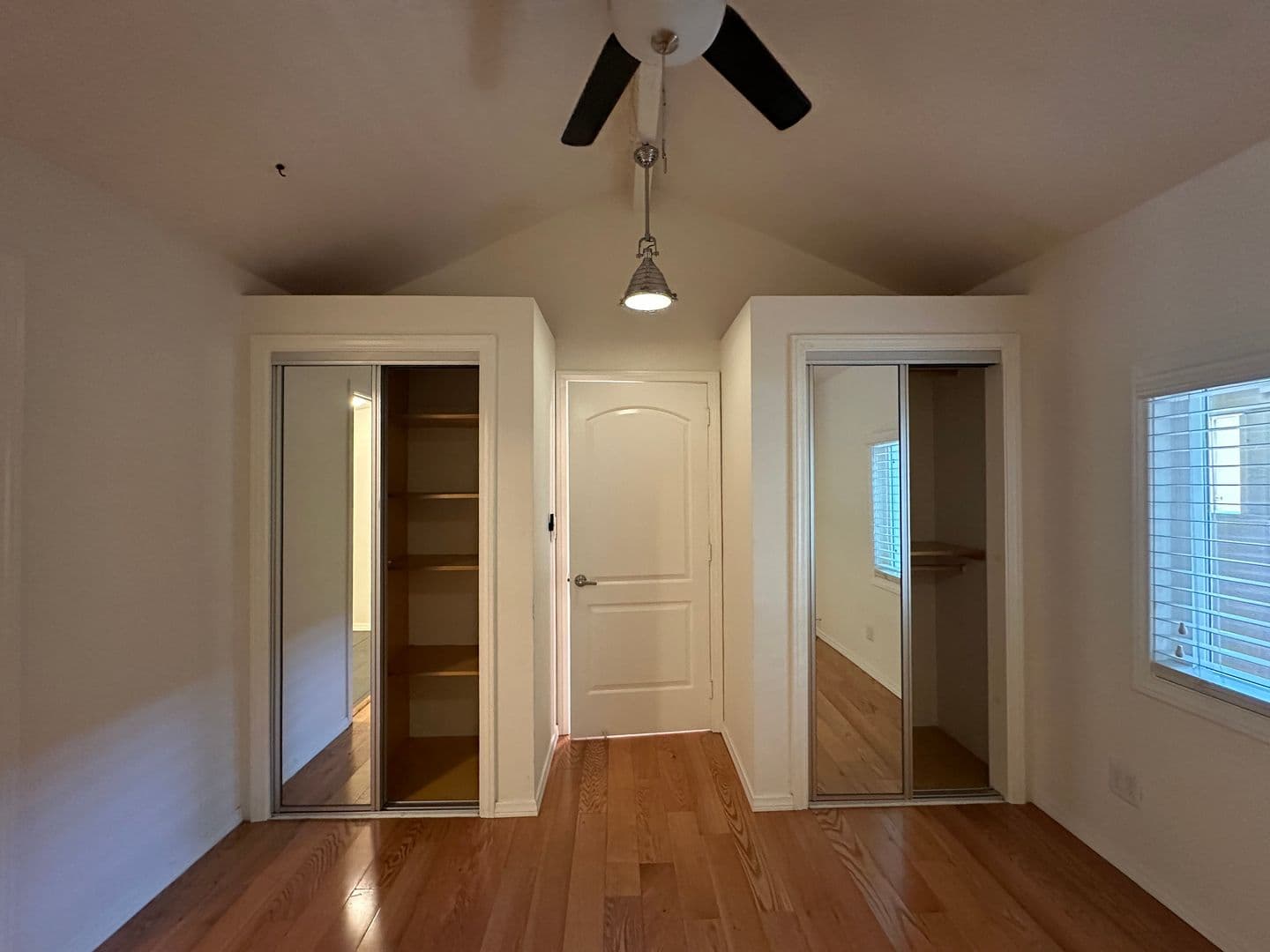 Los Angeles Apartment: 1947 Wilcox Avenue