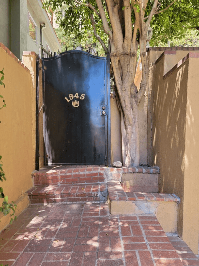 Los Angeles Apartment: 1947 Wilcox Avenue