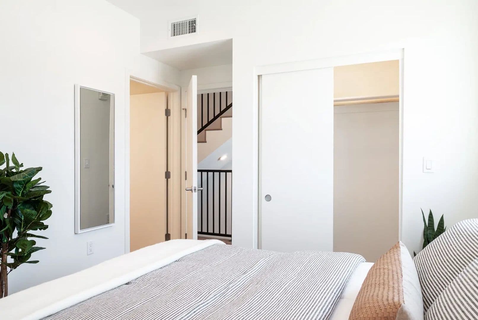 North Hollywood Apartment: 5544 Bonner Ave