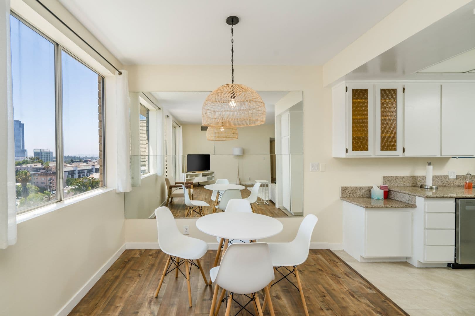 Los Angeles Apartment: 1377 S Beverly Glen Blvd
