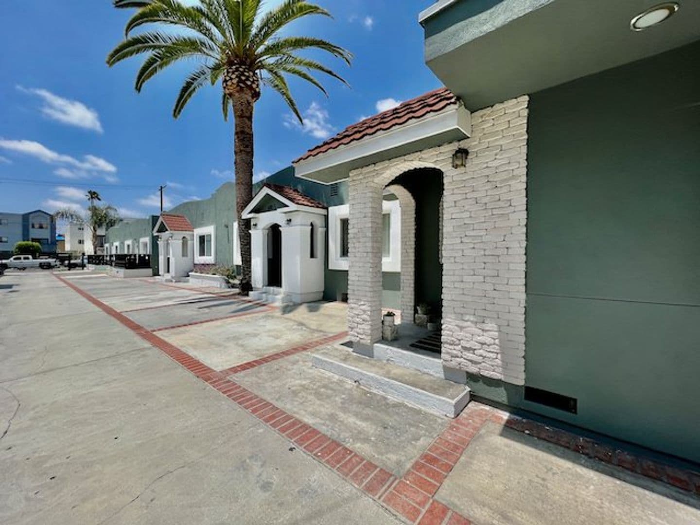 Los Angeles Apartment: 626 N Kingsley Dr