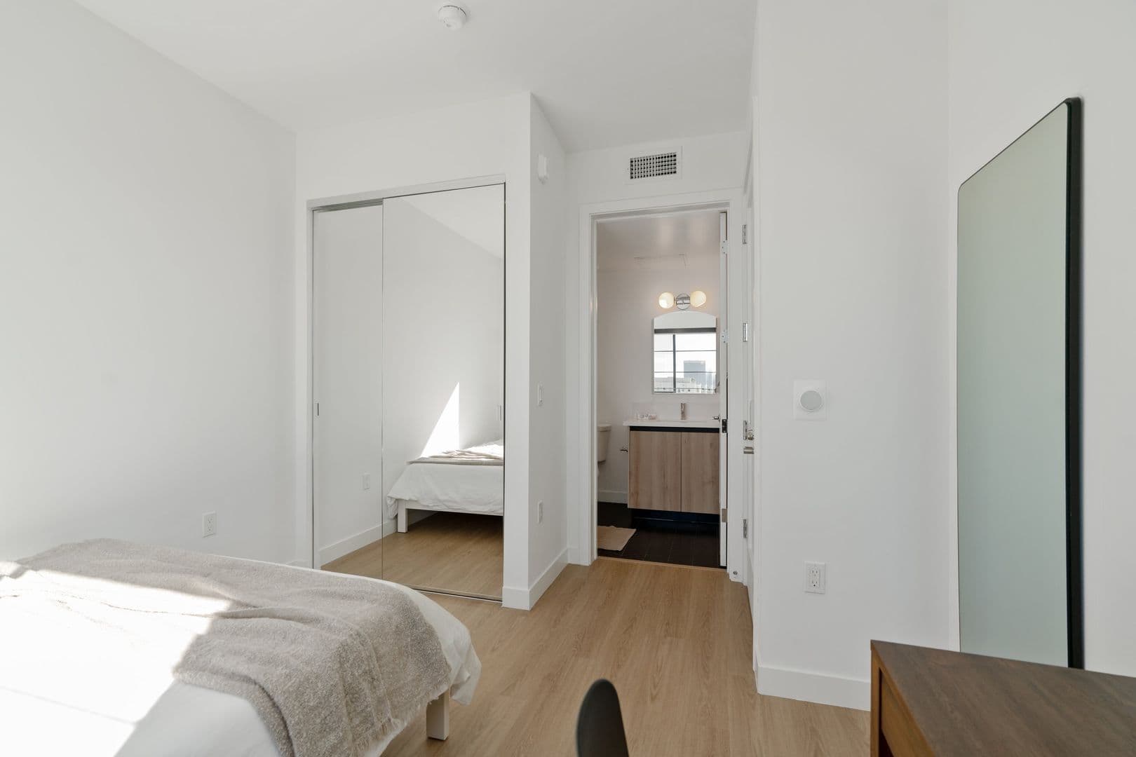 Los Angeles Apartment: 426 North Alexandria Ave