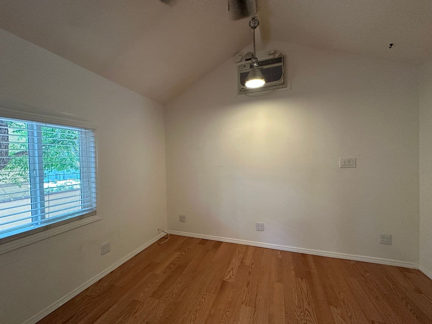 Los Angeles Apartment: 1947 Wilcox Avenue