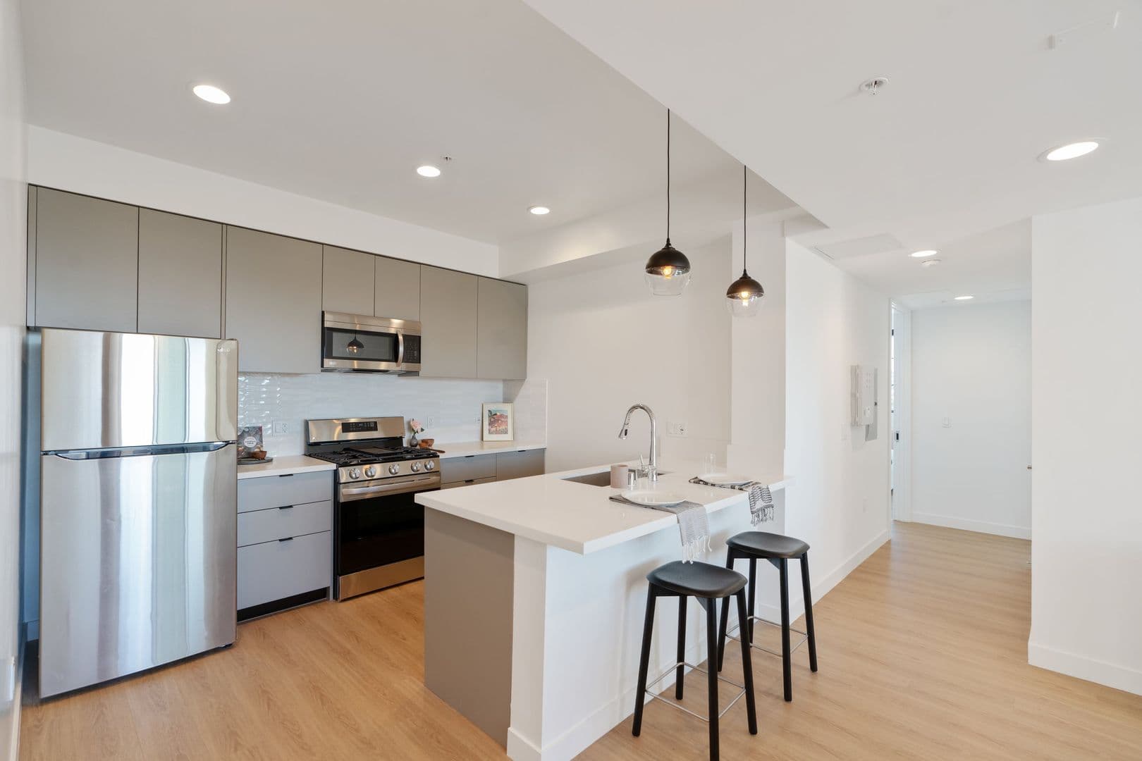 Los Angeles Apartment: 426 North Alexandria Ave