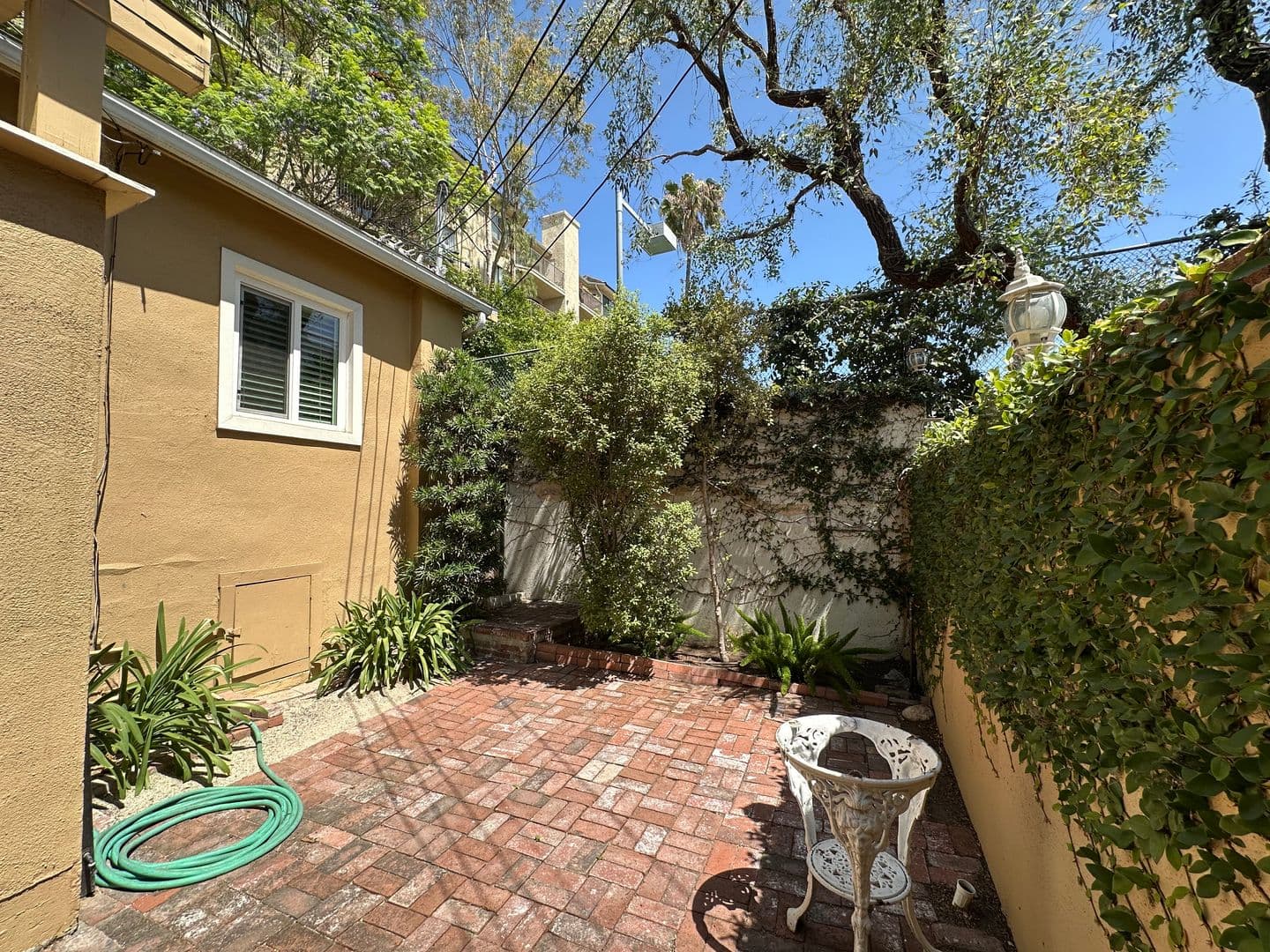 Los Angeles Apartment: 1947 Wilcox Avenue