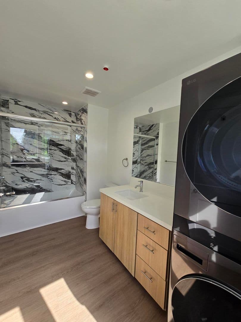 Los Angeles Apartment: 3992 Inglewood Blvd