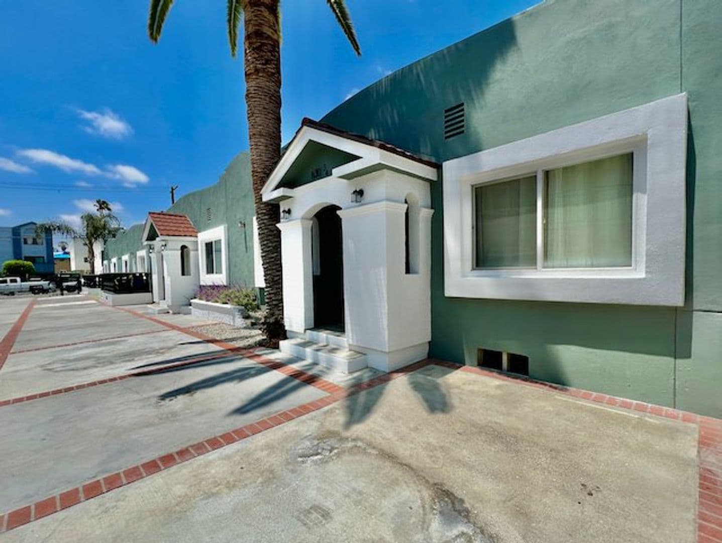 Los Angeles Apartment: 626 N Kingsley Dr