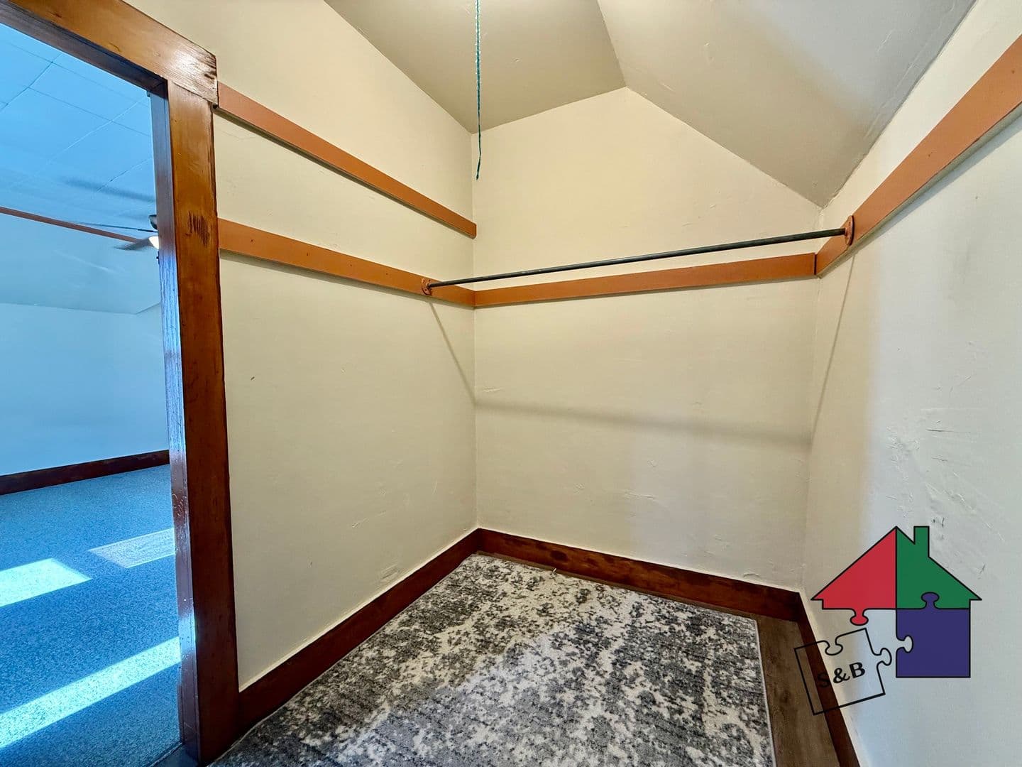 Barre Apartment: 19 College St