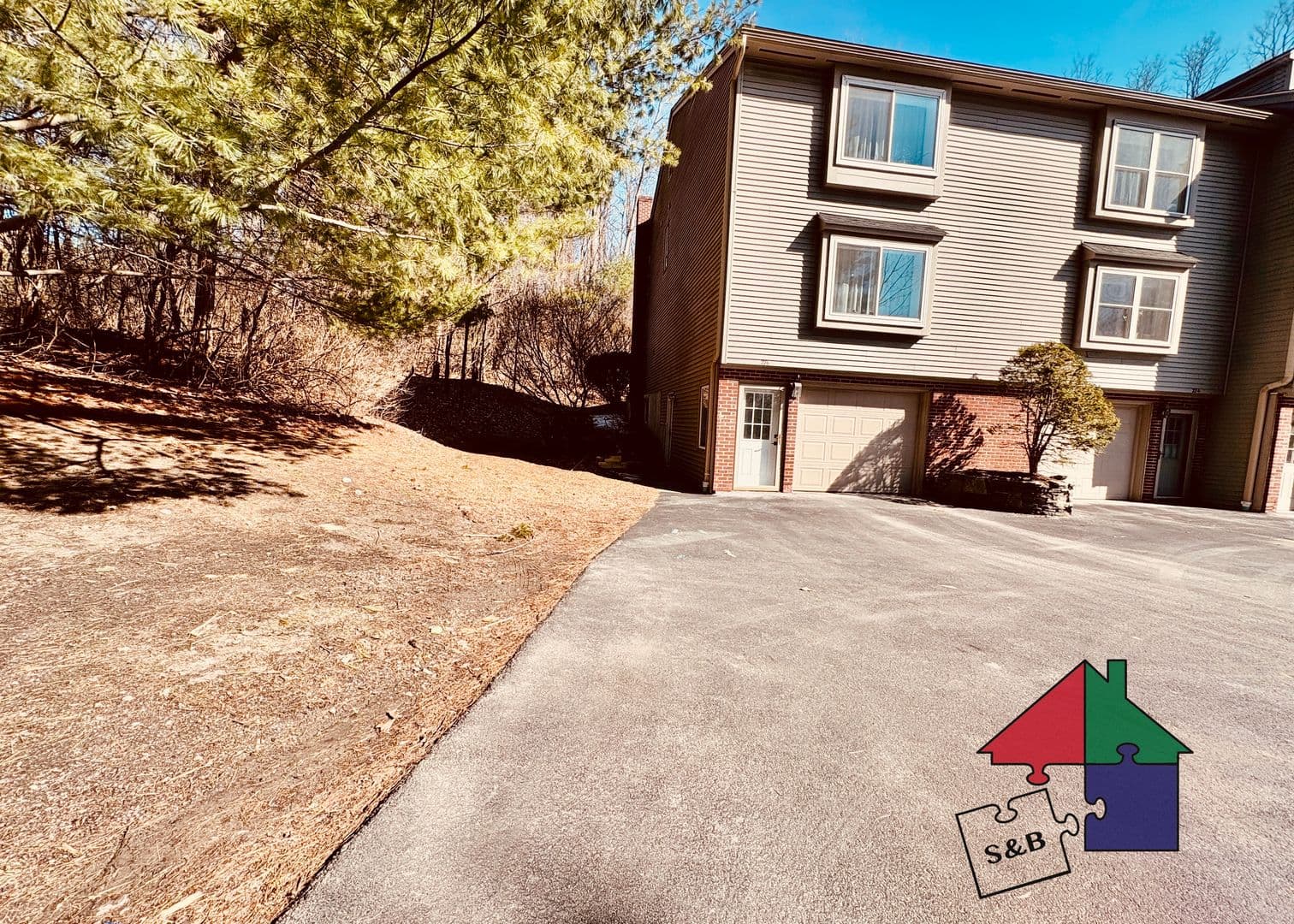 Shelburne Apartment: 276 Locust Hill