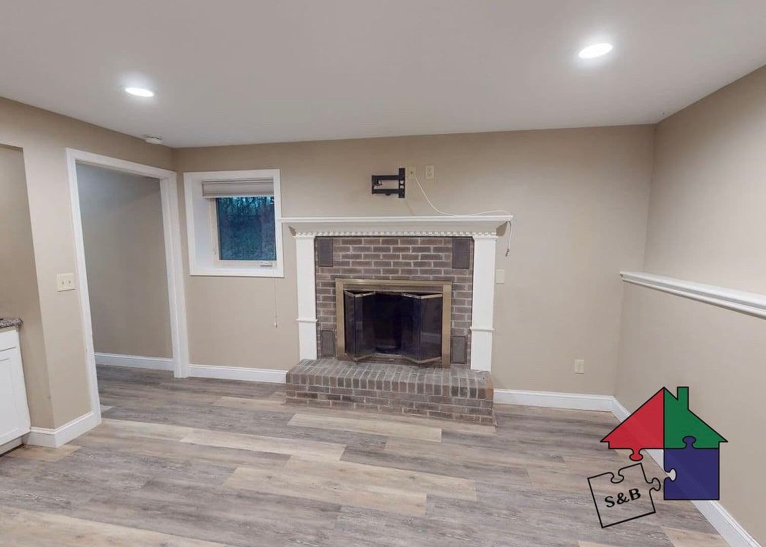 Shelburne Apartment: 276 Locust Hill