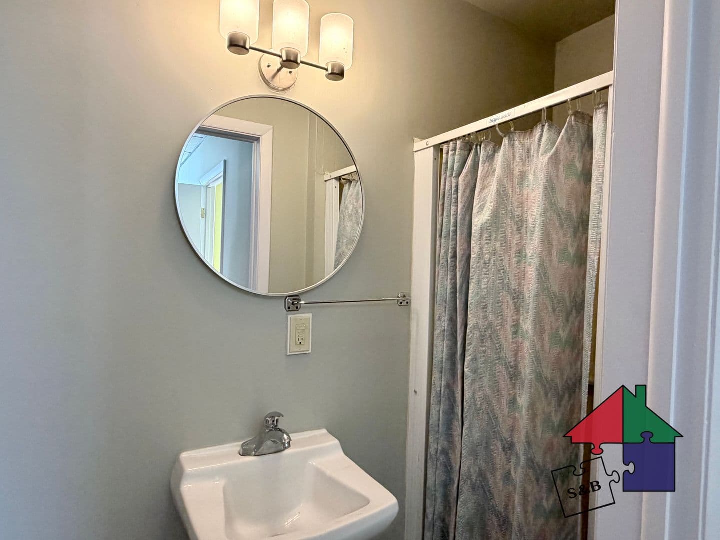 Barre Apartment: 8 North St