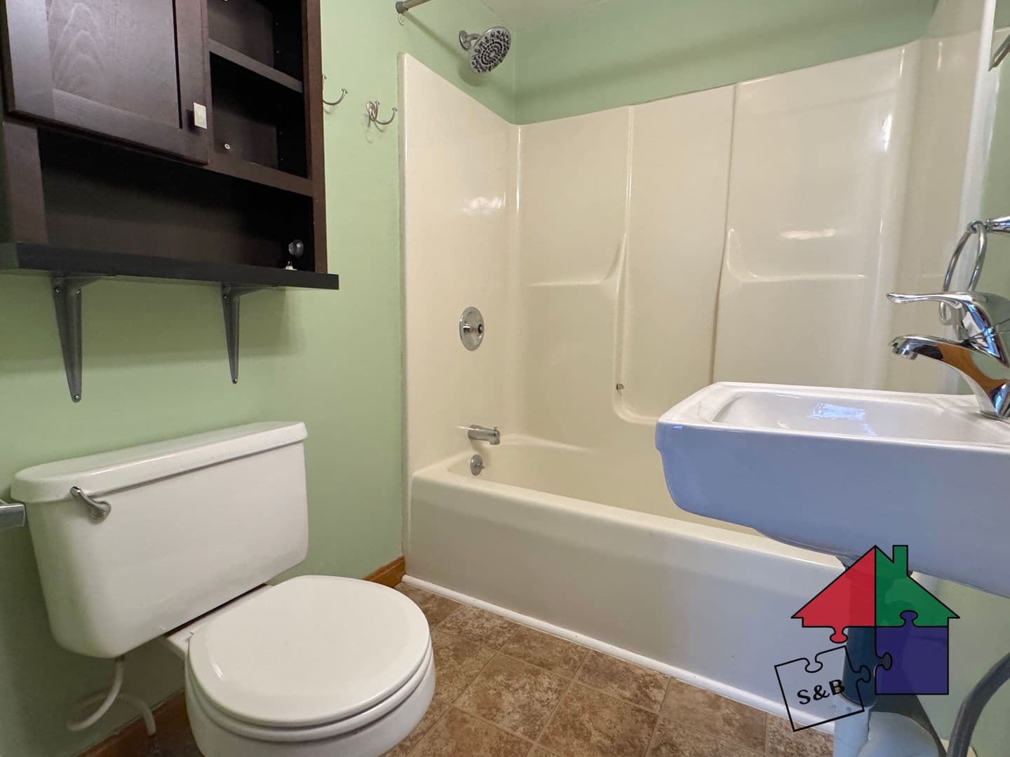 Burlington Apartment: 109 Maple St.