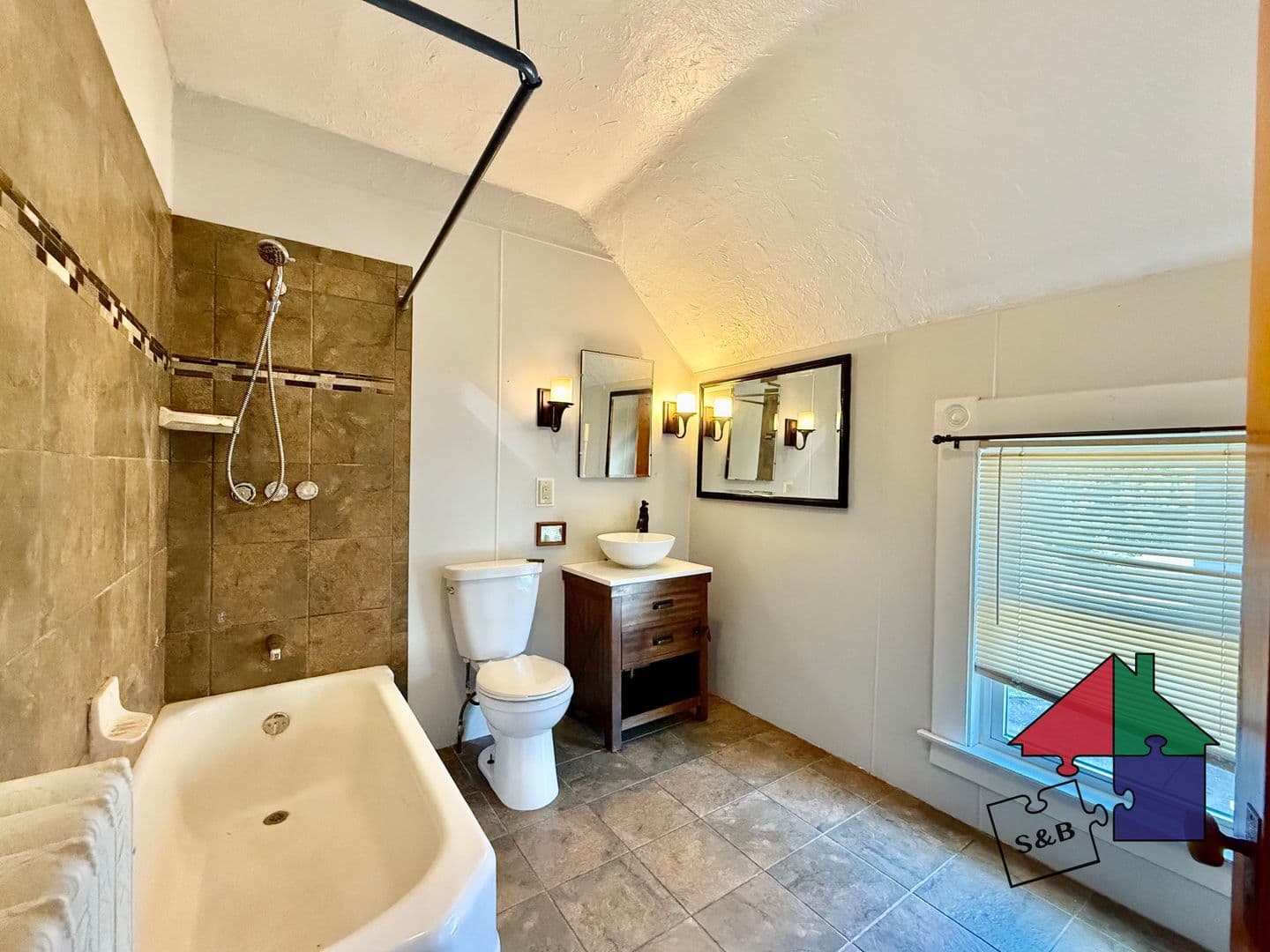 Barre Apartment: 19 College St