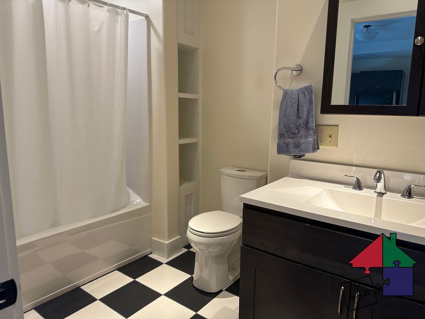 Montpelier Apartment: 27 School St
