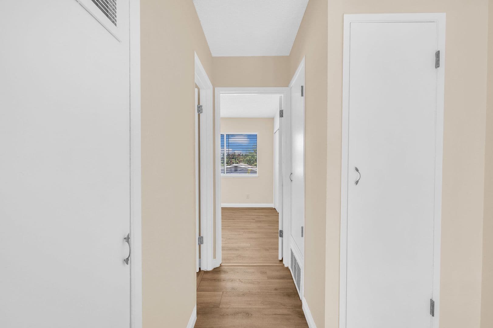 Montebello Apartment: 311 W Lohart Ave