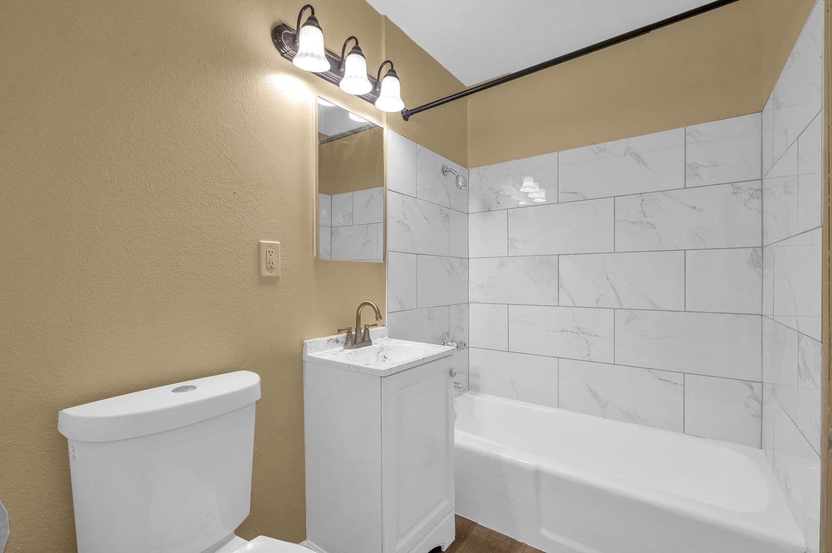 Montebello Apartment: 311 W Lohart Ave