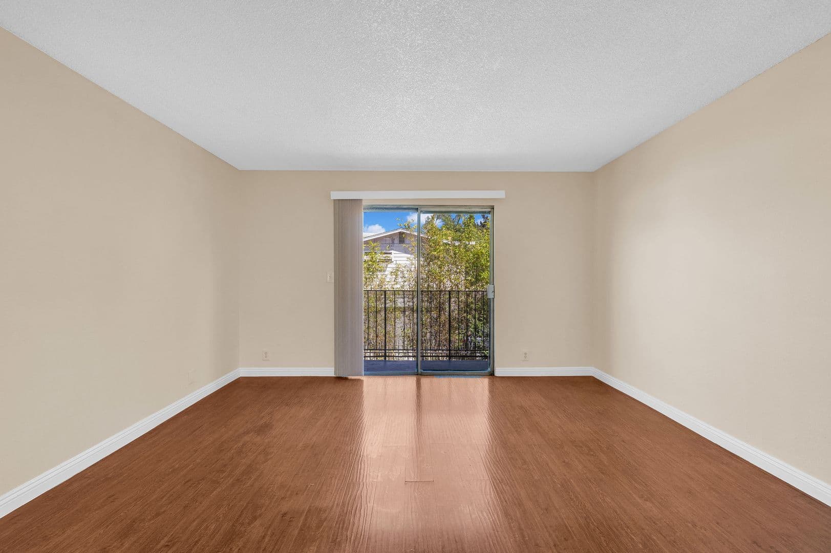 Montebello Apartment: 311 W Lohart Ave