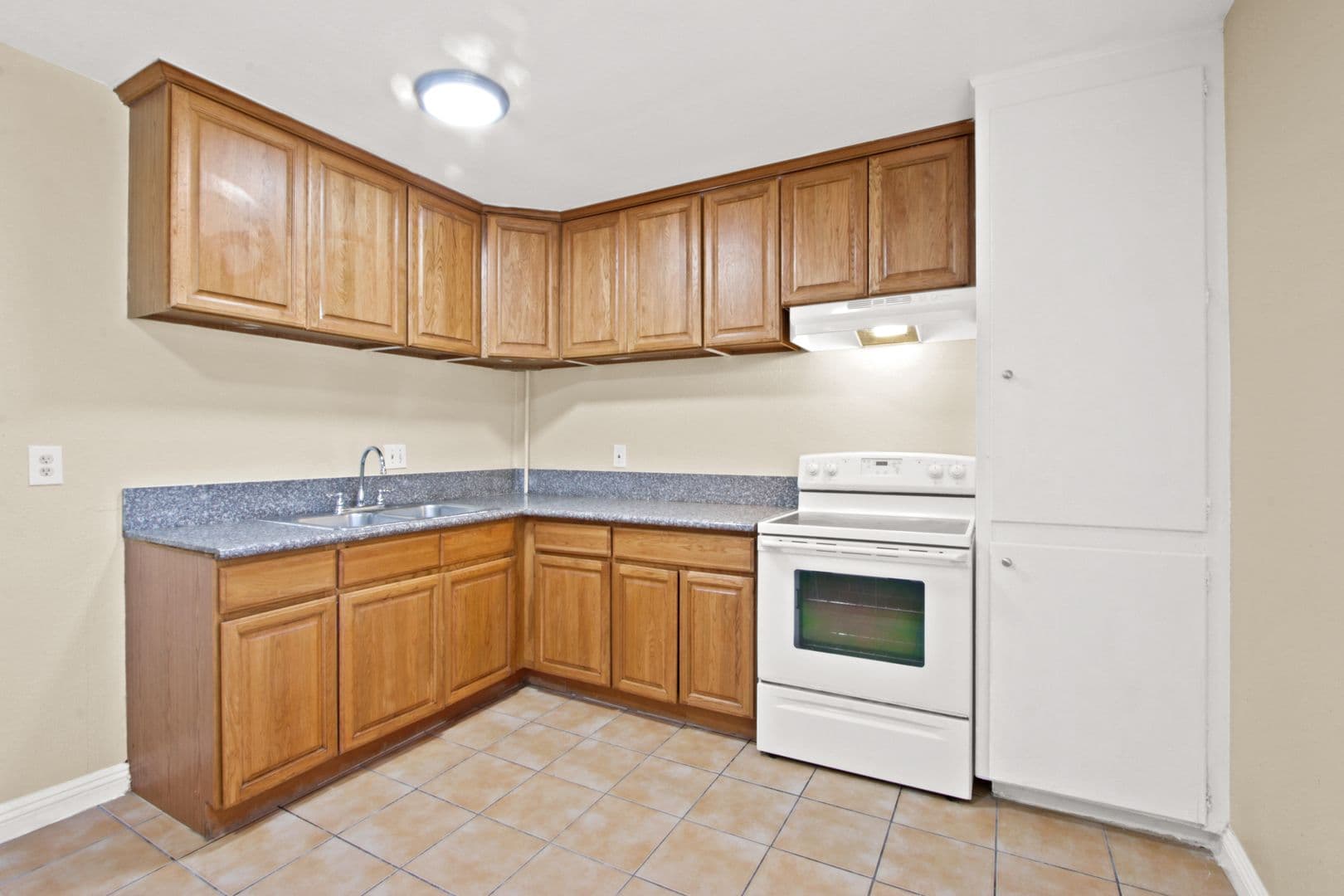 Alhambra Apartment: 3104-3208 W Ramona Rd