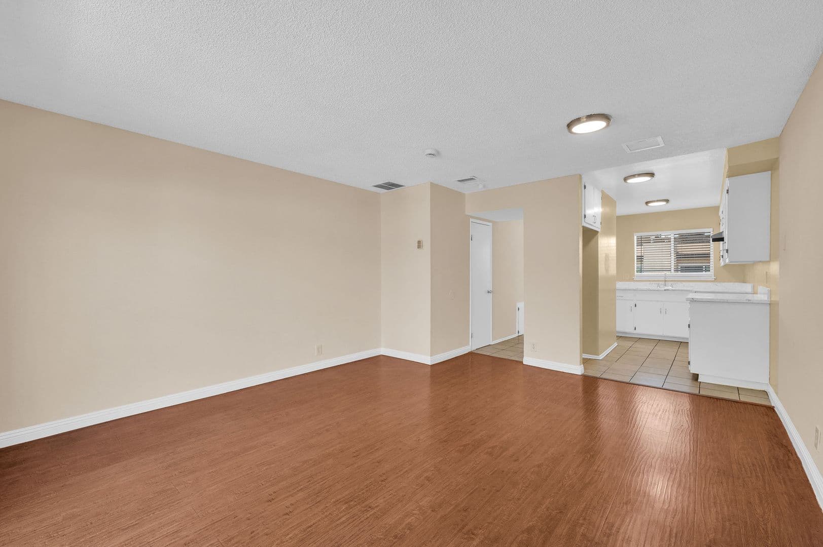 Montebello Apartment: 311 W Lohart Ave