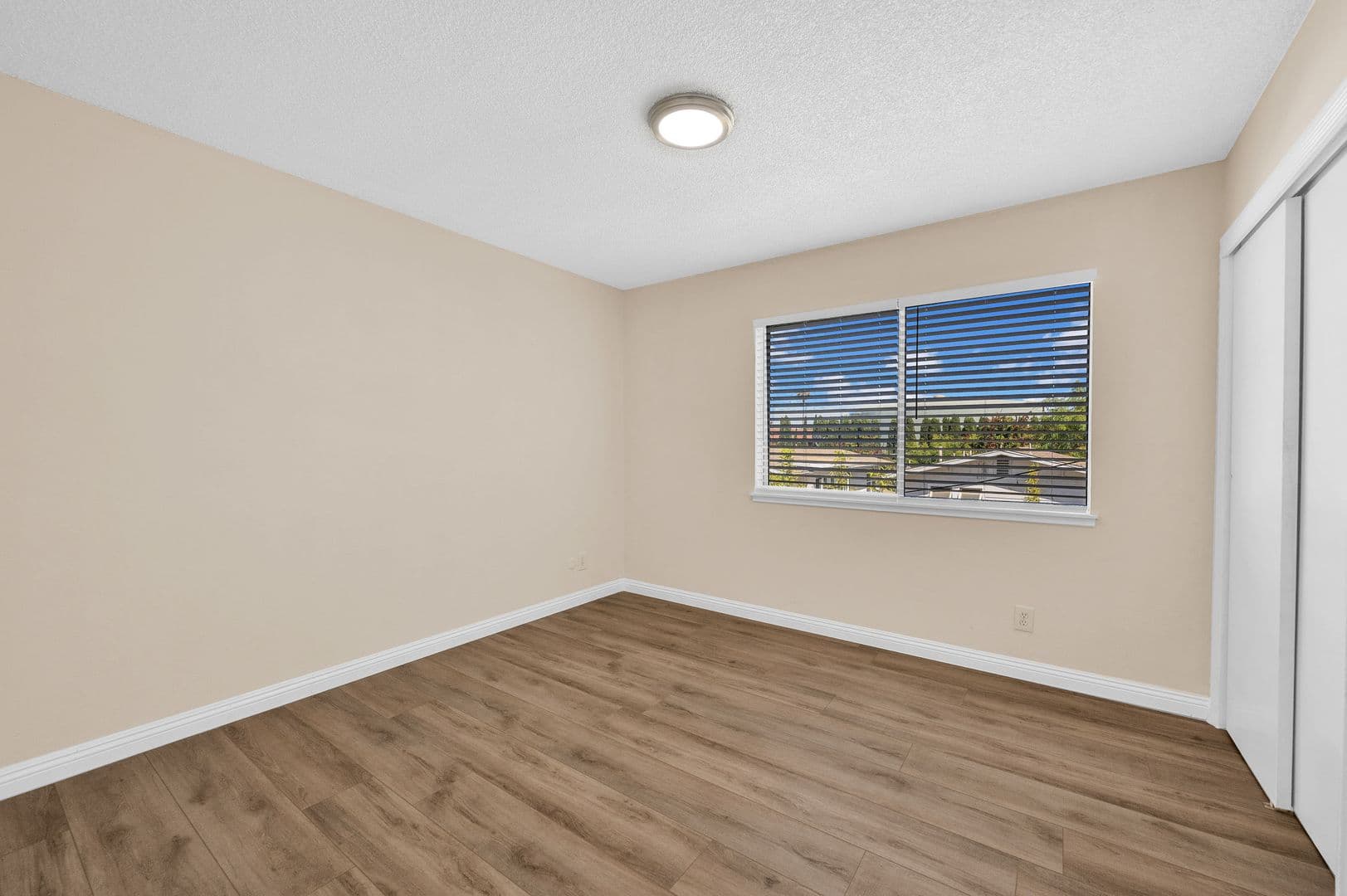 Montebello Apartment: 311 W Lohart Ave