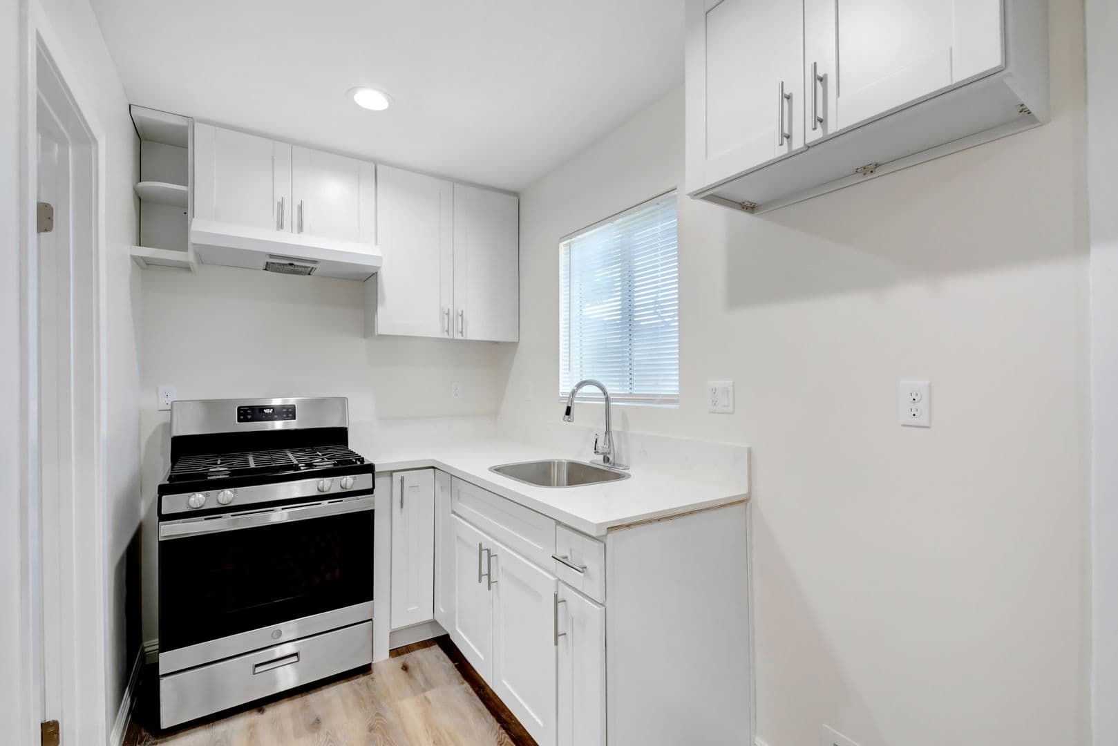 Claremont Apartment: 512 W San Jose Ave