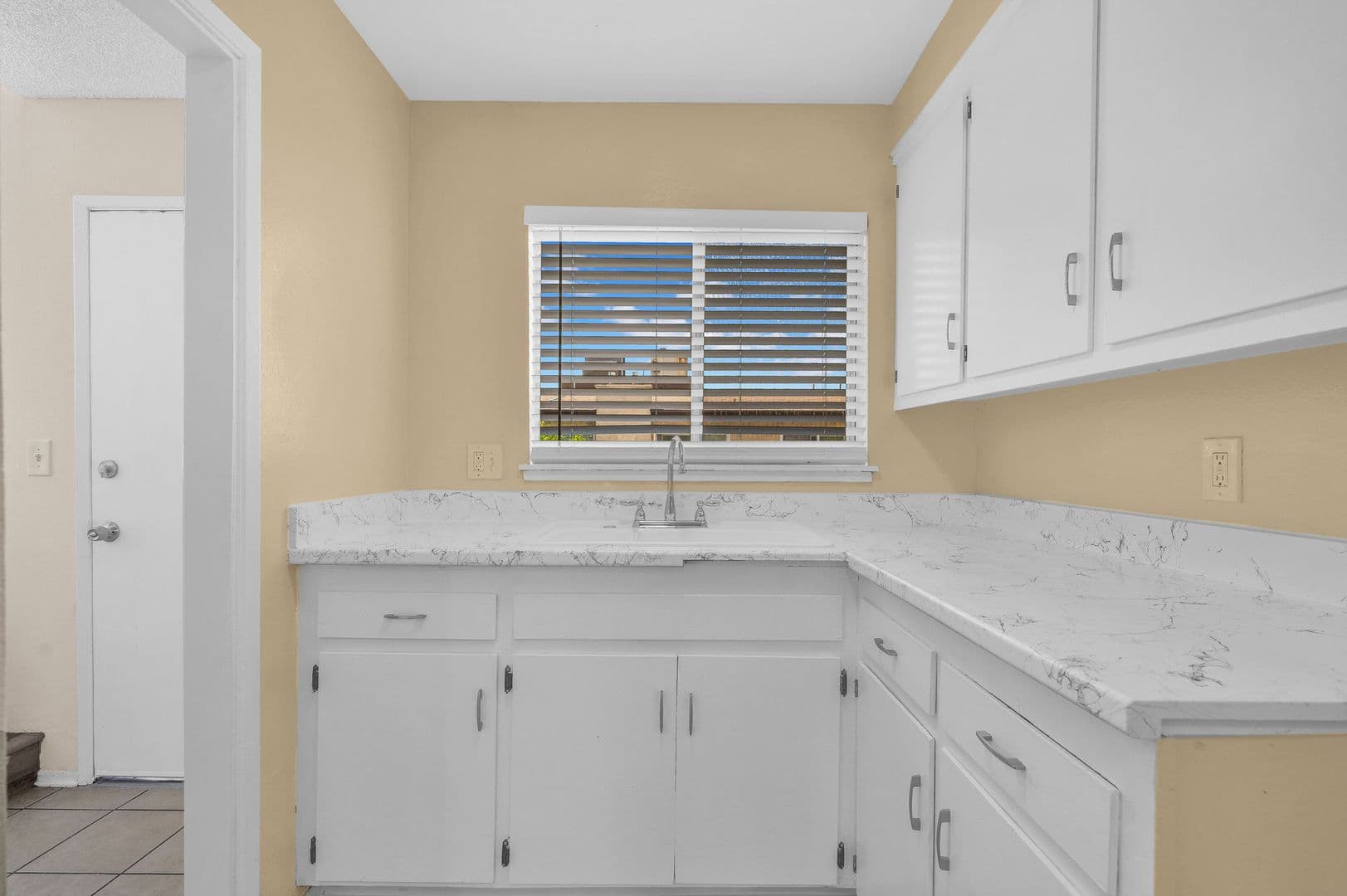 Montebello Apartment: 311 W Lohart Ave