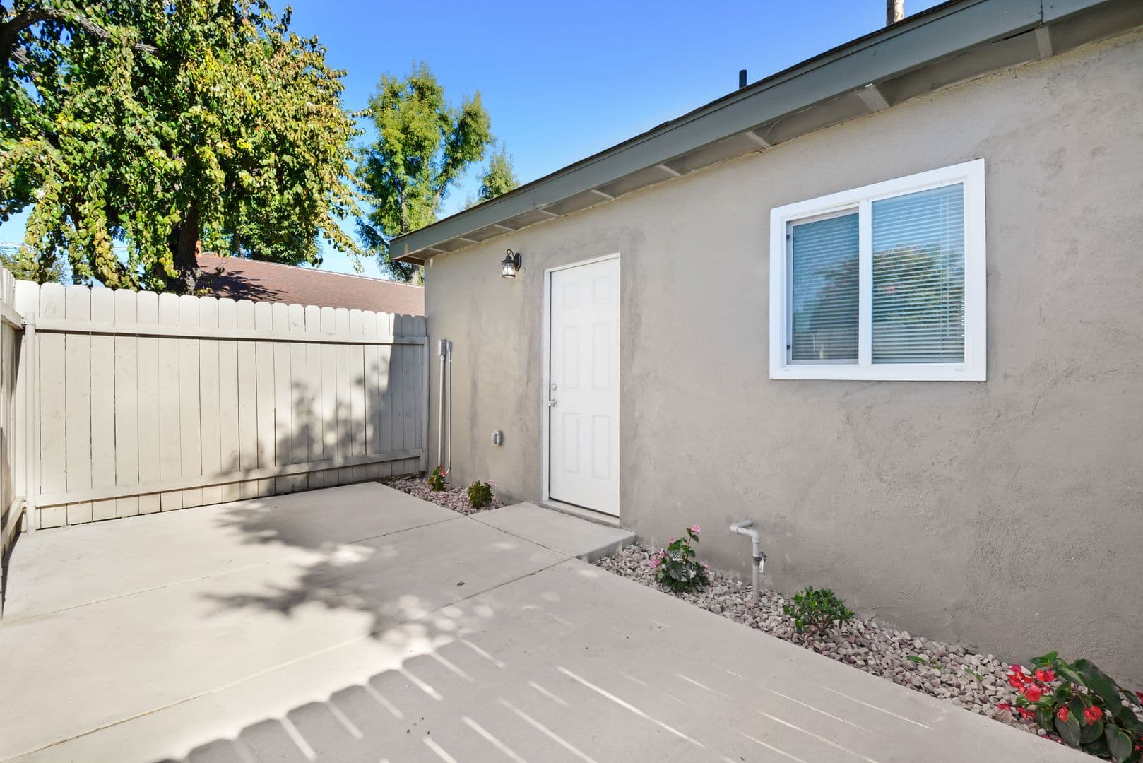 Claremont Apartment: 512 W San Jose Ave