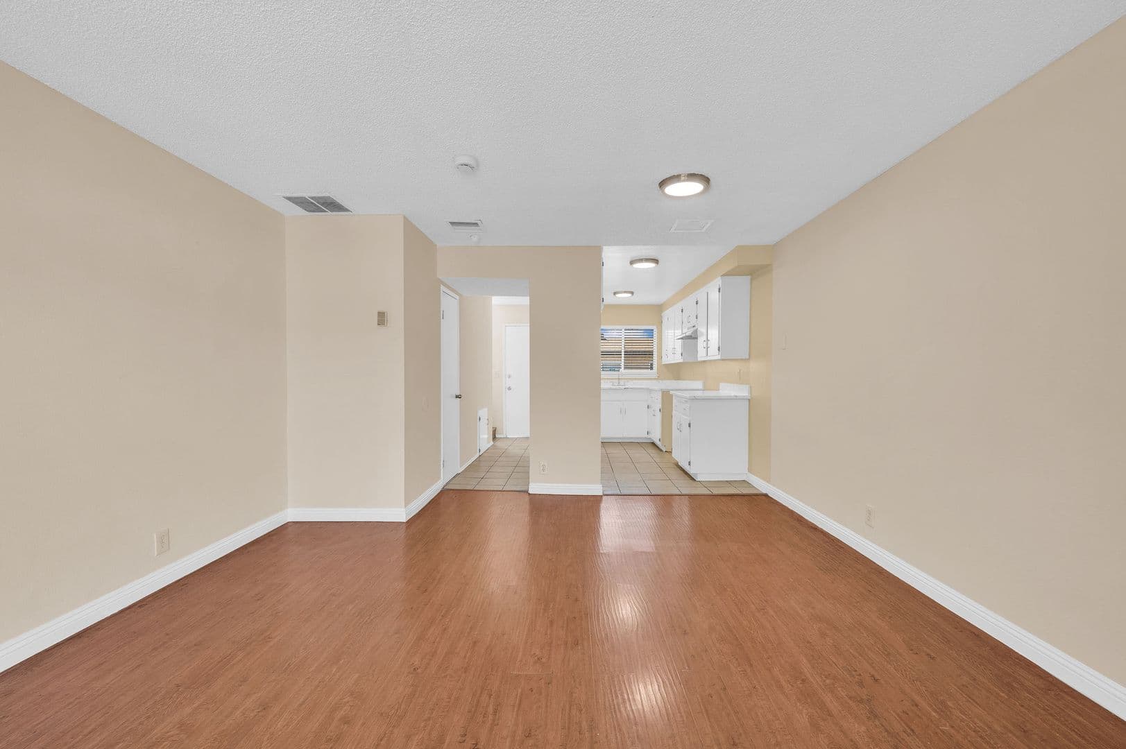 Montebello Apartment: 311 W Lohart Ave