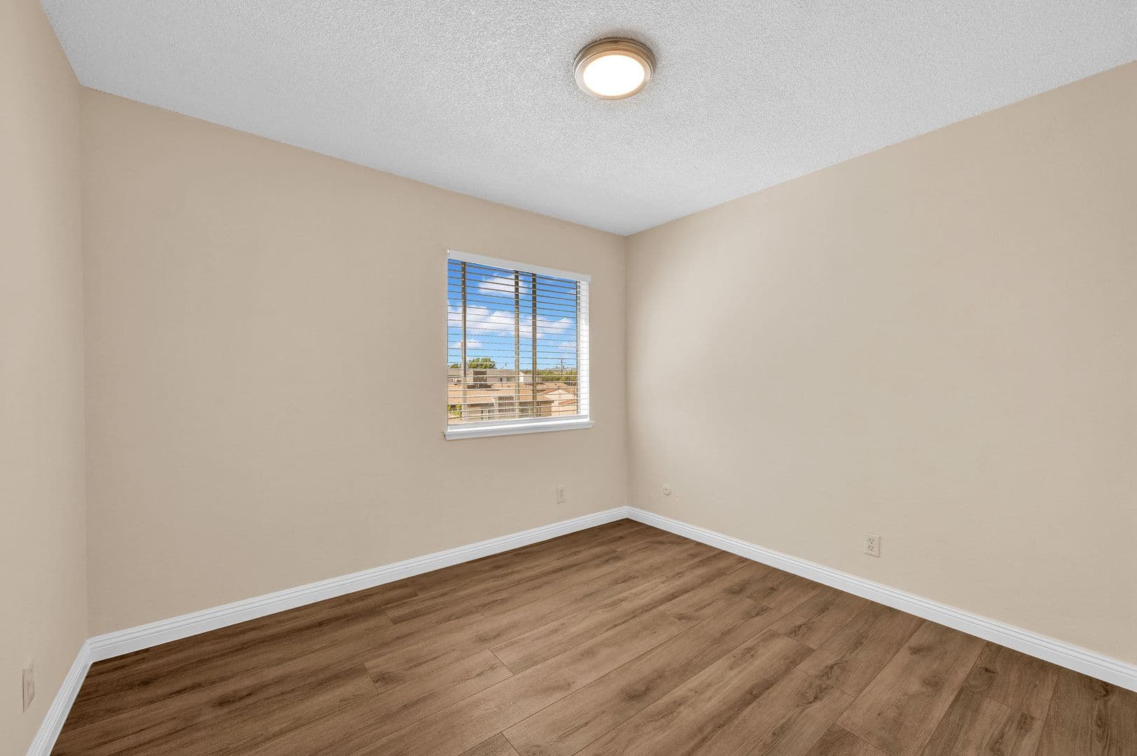 Montebello Apartment: 311 W Lohart Ave