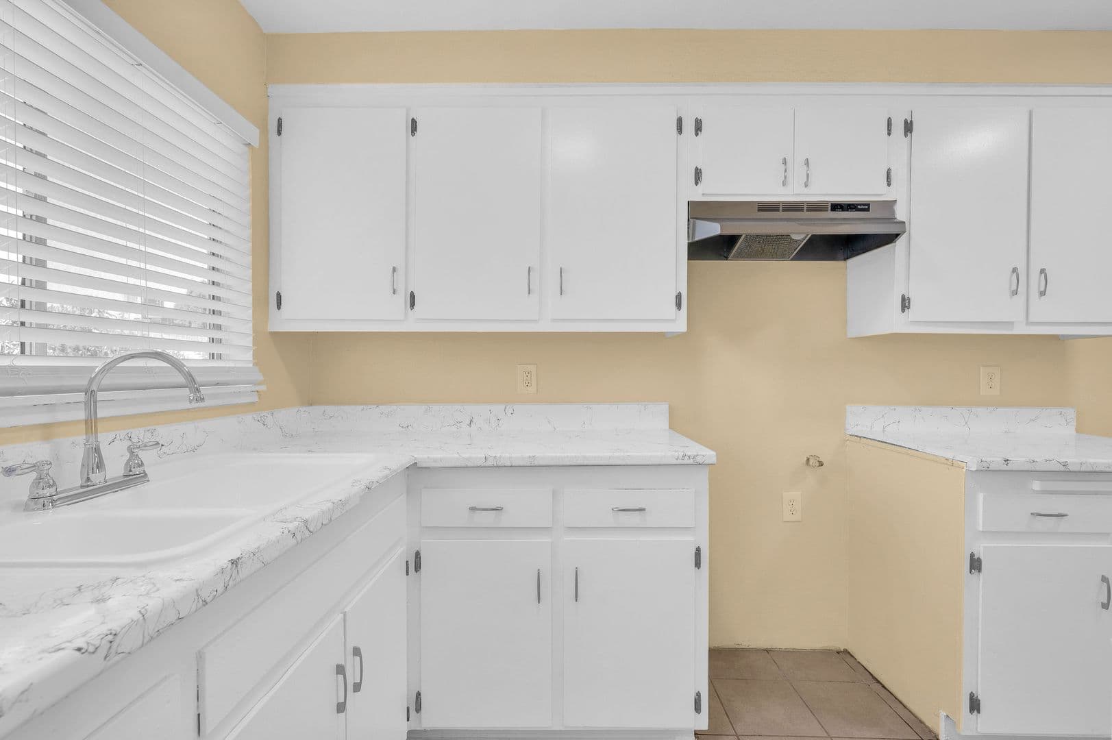 Montebello Apartment: 311 W Lohart Ave