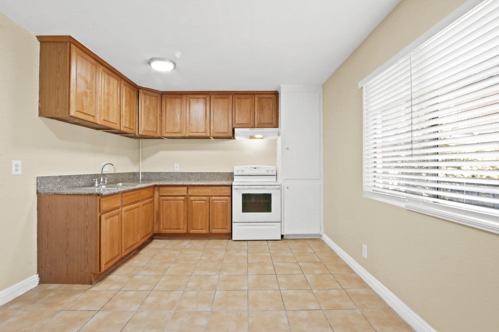 Alhambra Apartment: 3104-3208 W Ramona Rd